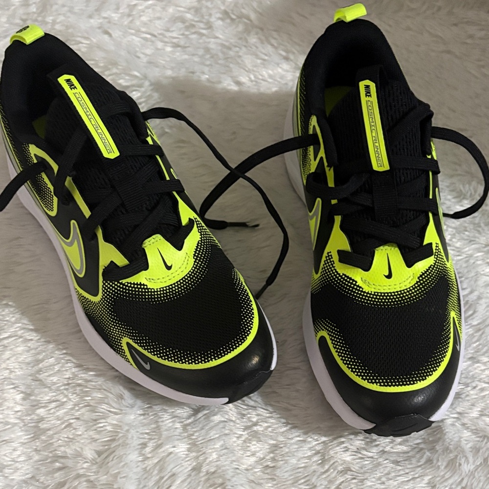 Nike Kids Black & Neon Yellow Athletic Sneakers